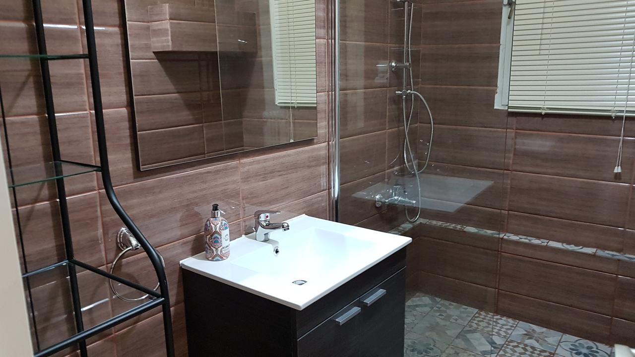 Menta Errathens Apartment - Athens Center, 5 Bd, 2 Bath Екстериор снимка